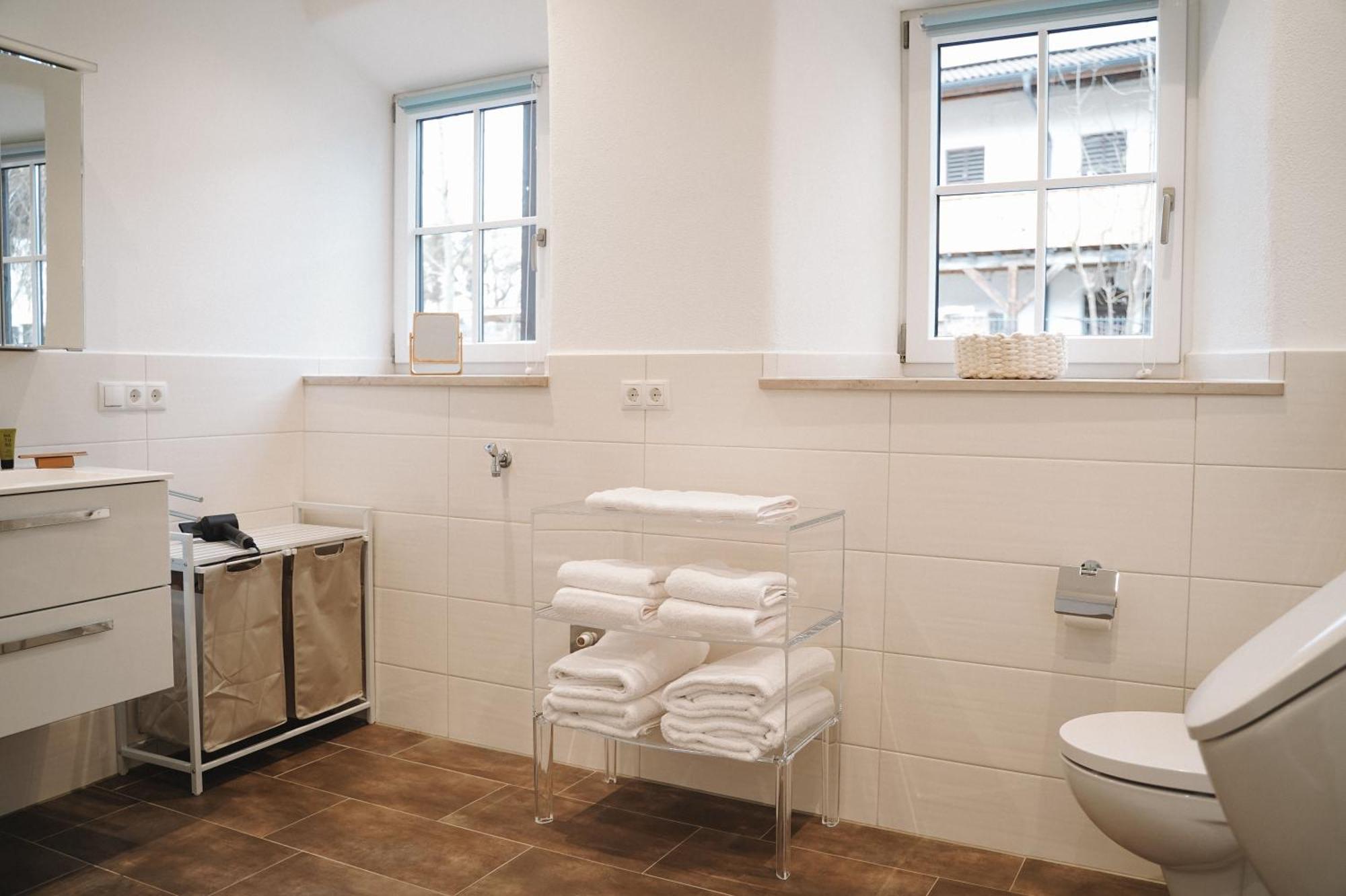 Black Horse Family Apartment - Barrierearm - Pfotenglueck - Familienzeit By Loewenherz Homes Stephanskirchen Extérieur photo